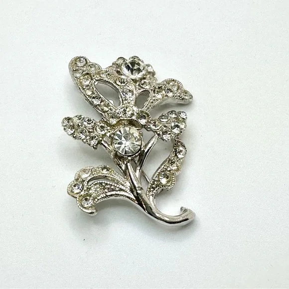 VINTAGE - Ornate Rhinestone Brooch with Intricate Floral Design - Picture 3 of 10